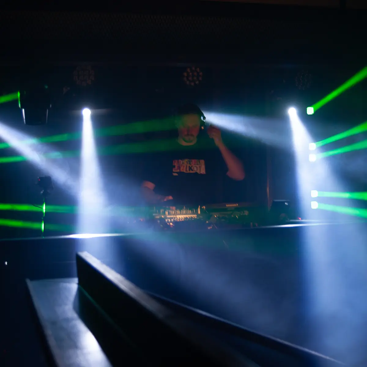 Myyntipiste ja lavastus